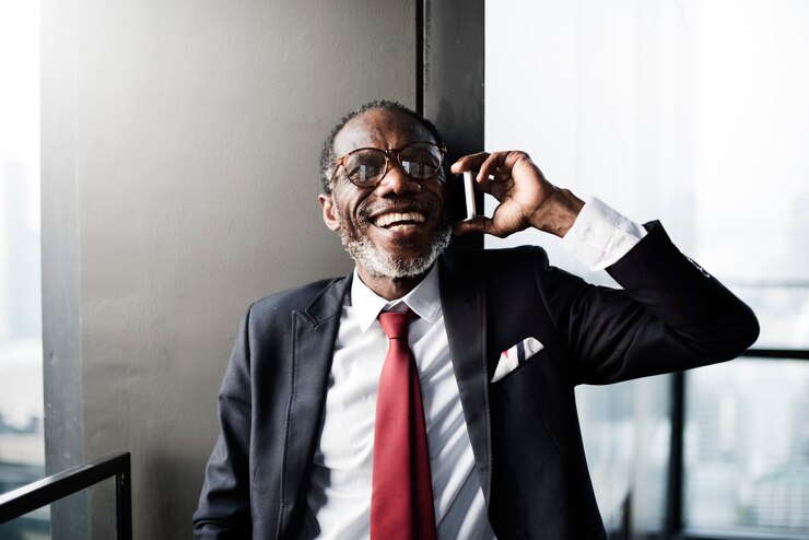 Photo homme d&#39;affaires parlant au téléphone