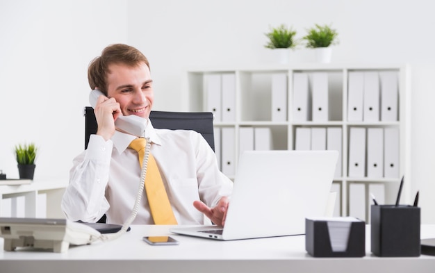 Homme d&#39;affaires parlant au téléphone