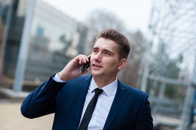 Homme d'affaires parlant au téléphone.