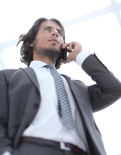 Homme d'affaires parlant sur mobile isolé sur blanc