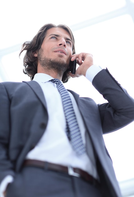 Homme d'affaires parlant sur mobile isolé sur blanc