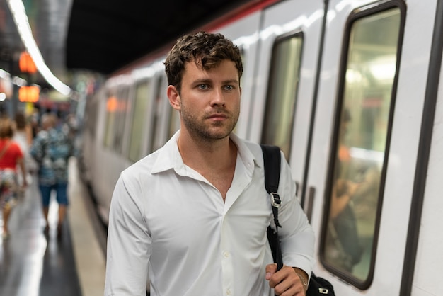 Homme d'affaires parlant sur la station de métro