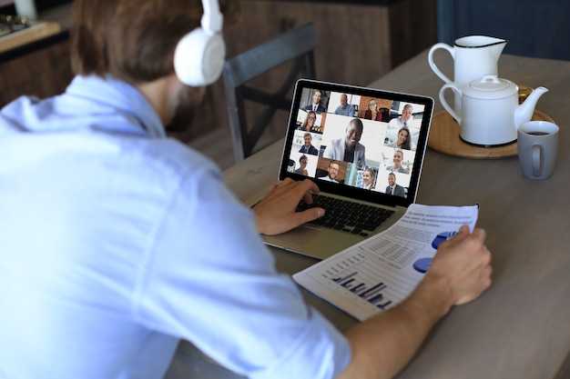 Photo un homme d'affaires parle lors d'un appel vidéo avec des collègues lors d'un briefing en ligne