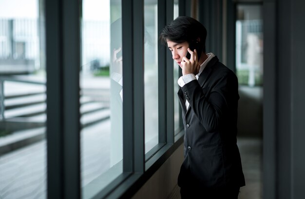 homme d&#39;affaires, parler de téléphone avec fond flou