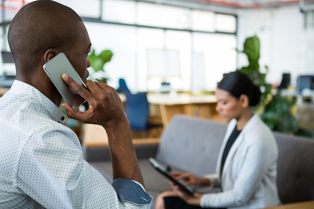 Homme affaires, parler téléphone portable