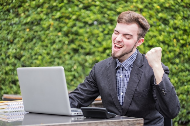 homme d&#39;affaires passer un bon moment avec son travail, aime travailler