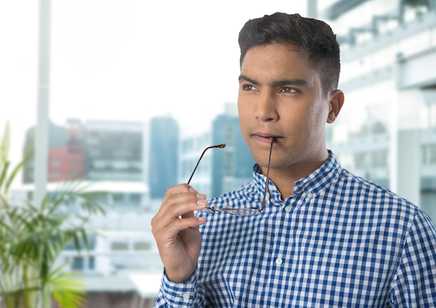 Homme d'affaires pensant et se concentrant au bureau