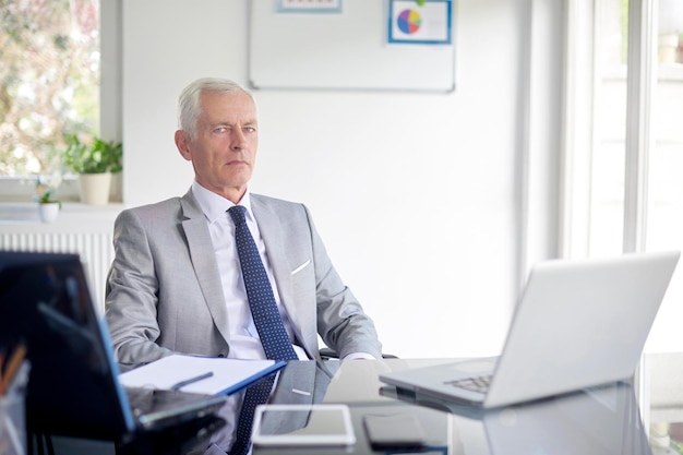 Photo homme d'affaires de pensée au bureau