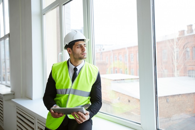 Homme d'affaires pensif sur chantier