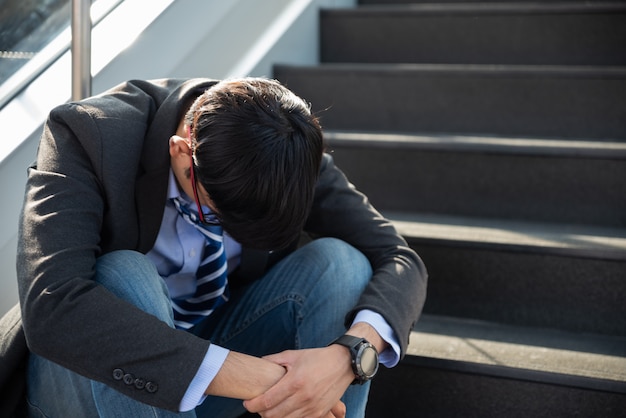 Homme affaires, perdu, dépression, pleurer, séance, rez-de-chaussée, escaliers