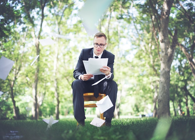 Homme d&#39;affaires en plein air, lisant un papier