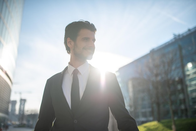 Homme d'affaires en plein air marchant dans une ville