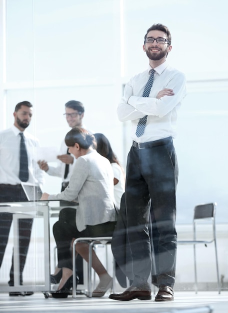 Homme d'affaires en pleine croissance debout dans le bureau de la banque