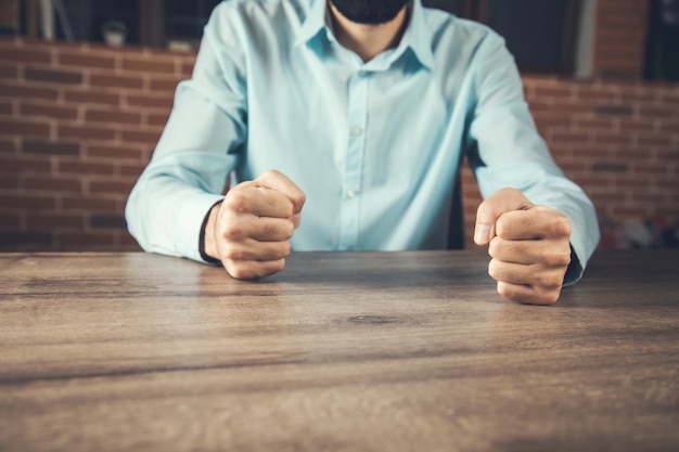 Homme affaires, à, poing fermé, bureau, bureau