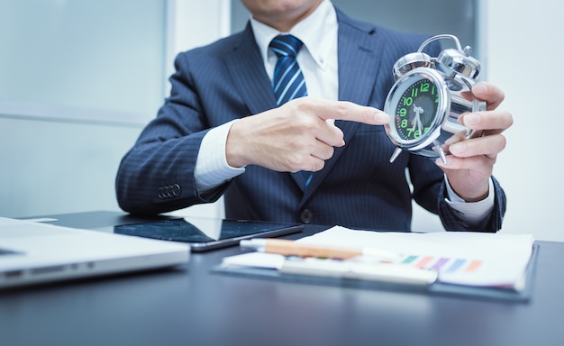 homme d&#39;affaires pointant sur l&#39;horloge. Photo gros plan