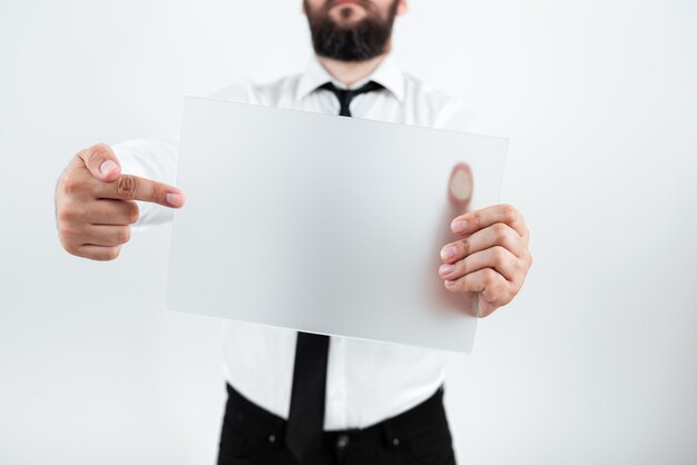 Homme d'affaires pointant sur une pancarte et montrant des données commerciales importantes Homme portant une cravate tenant du papier vierge et présentant de nouvelles idées pour faire progresser les affaires