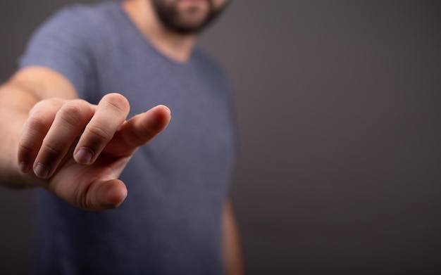 Homme d'affaires pointant ou touchant le doigt à l'écran.