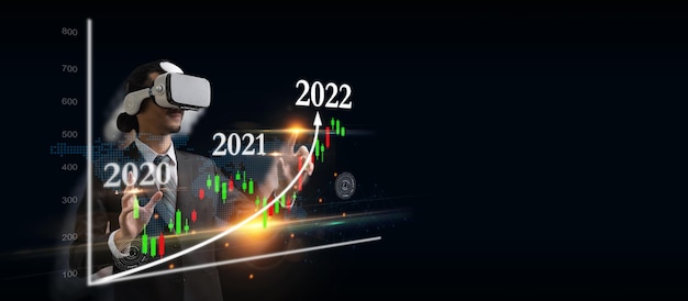 Homme d'affaires portant un casque de réalité virtuelle VR main touchant un diagramme de graphique graphique d'écran visuel sur fond sombre, investissement financier, marché boursier, statistique commerciale, concept de métaverse