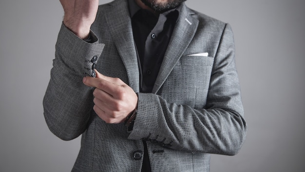 Homme d'affaires portant chemise et veste debout au bureau.