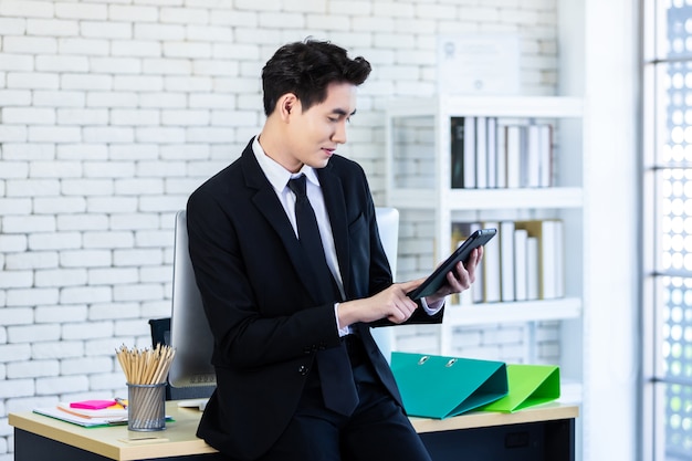 Homme d'affaires portant un costume d'affaires au bureau