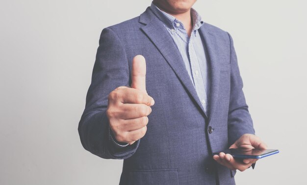 Photo un homme d'affaires portant un costume sur un fond blanc