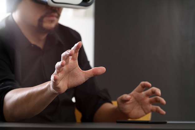 Photo homme d'affaires portant des lunettes de réalité virtuelle au bureau moderne