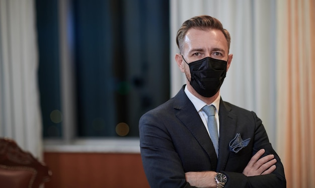 homme d'affaires portant un masque médical de protection au bureau de luxe