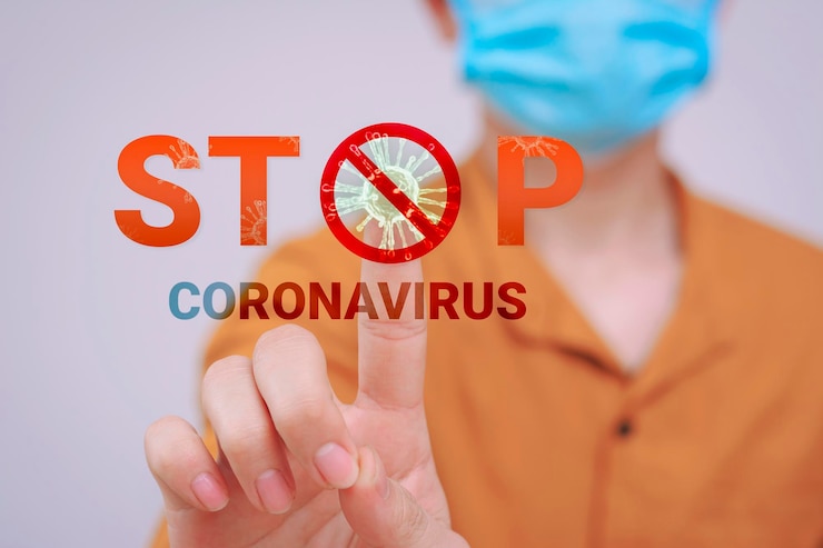Photo un homme d'affaires portant un masque touchant l'écran virtuel est l'arrêt du coronavirus, le concept d'arrêter le covid-19