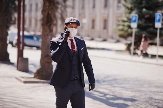 Homme d'affaires porter sur costume et casquette avec masque médical, parler au téléphone. MERS-Cov, Novel coronavirus 2019-nCoV