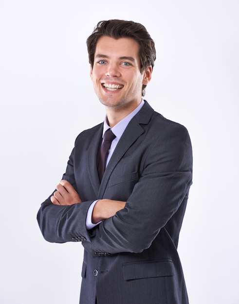 Homme d'affaires et portrait en studio avec les bras croisés pour la fierté de la carrière droit d'entreprise et confiance avocat professionnel et employé visage avec le sourire pour l'avocat et le conseiller sur fond blanc