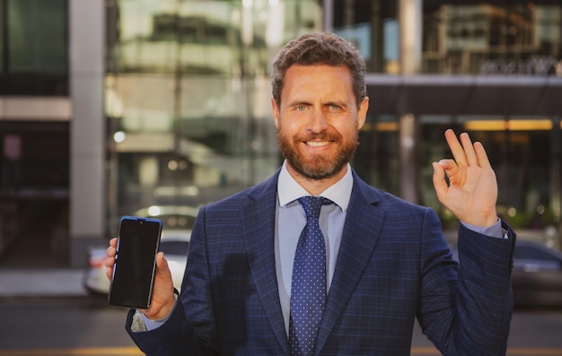 Homme d'affaires avec portrait de téléphone d'un employé de bureau joyeux parlant sur un téléphone portable en se tenant debout nea