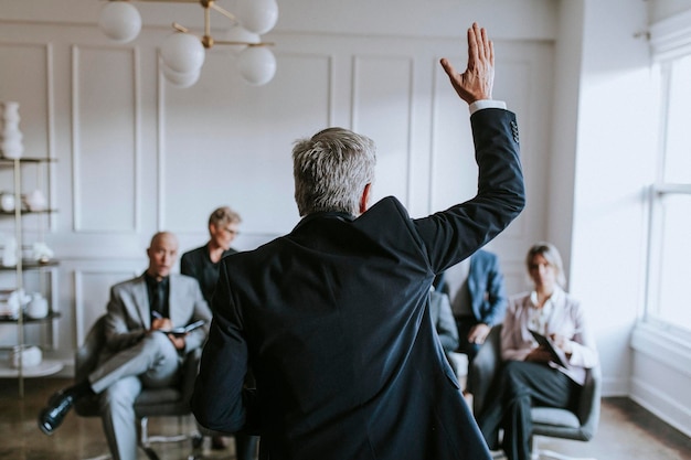 Homme d'affaires posant des questions en séminaire