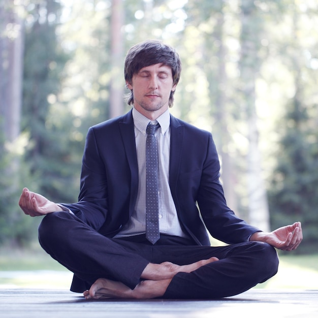 Photo homme d'affaires pratiquant le yoga