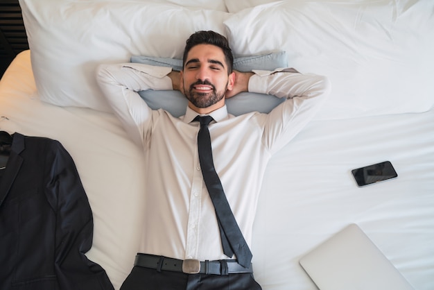 Homme d'affaires prenant une pause dans la chambre d'hôtel.