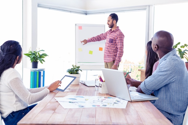 Homme affaires, présentation, à, équipe, dans, bureau créatif