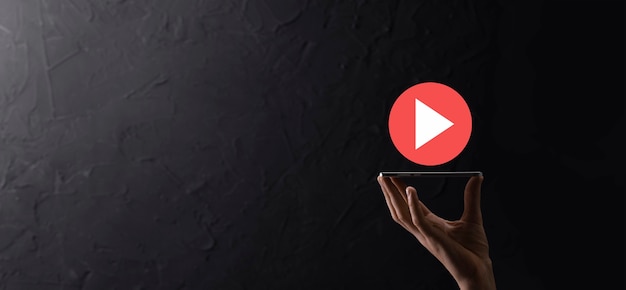 Homme d'affaires pressant, maintenez le bouton de lecture enfoncé pour démarrer ou lancer des projets. Présentation de la lecture vidéo. Idée pour les affaires, bouton du lecteur technology.media. Icône de lecture.Allez.