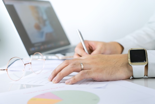 Homme d&#39;affaires prêt à signer un contrat sur une table de bureau