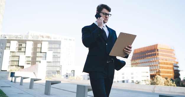 Homme d'affaires professionnel dans la rue parlant au téléphone