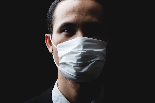 Homme d'affaires professionnel portant un masque chirurgical, protection contre les virus de la maladie pour la santé, la grippe, le bureau, le visage, l'infection, la prévention de la sécurité en quarantaine contre le coronavirus COVID-19