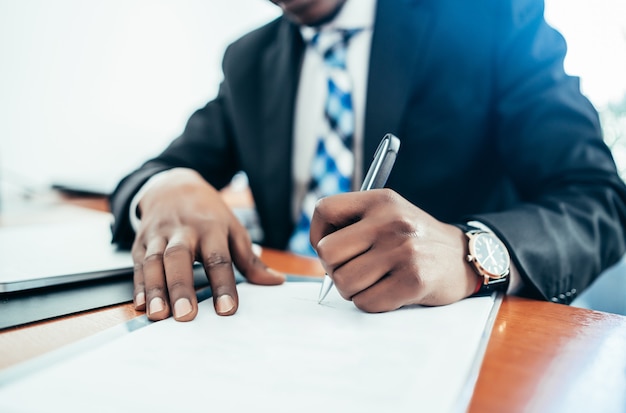 Homme d'affaires professionnel travaillant à son bureau. Concept d'entreprise et de réussite.