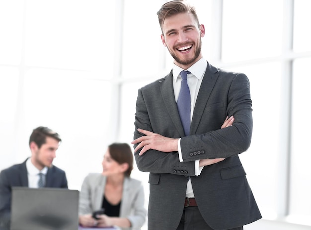 Homme d'affaires prospère au bureau