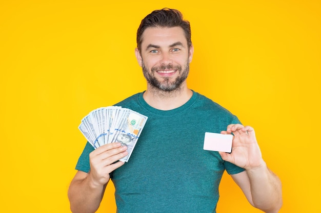 Homme d'affaires prospère comptant de l'argent bel homme d'âge moyen tenant un tas de billets en dollars guy