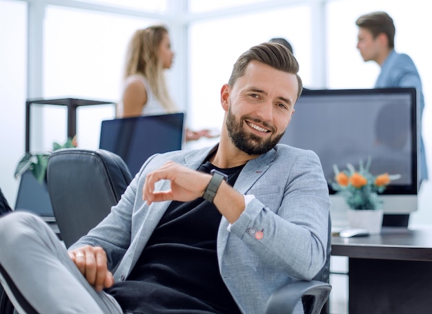 Homme d'affaires prospère dans un bureau créatif photo avec espace de copie