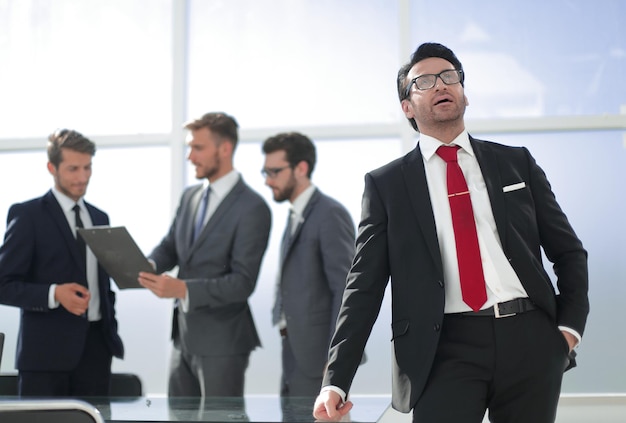 Homme d'affaires prospère debout au bureau