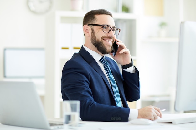 Homme d'affaires prospère, discutant du contrat sur le téléphone