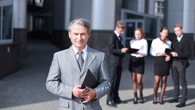 Homme d'affaires prospère à l'extérieur