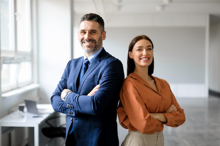 Photo un homme d'affaires prospère et une femme d'affaires se tenant dos à dos avec les bras croisés et souriant à