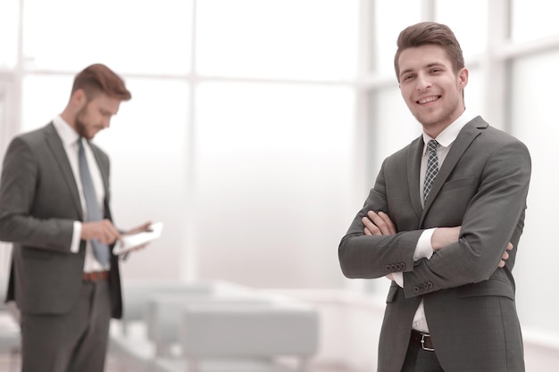 Homme d'affaires prospère sur le fond du bureau