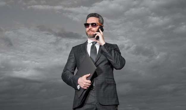 Homme d'affaires prospère parlant au téléphone mobile Homme professionnel ayant un appel mobile