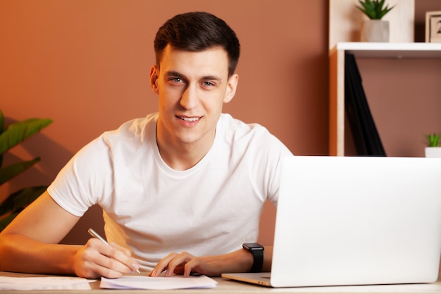 Homme d'affaires prospère travaillant au bureau à l'ordinateur.